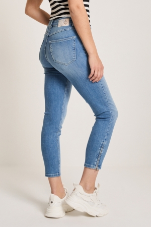 Amber D42 - Medium Us
